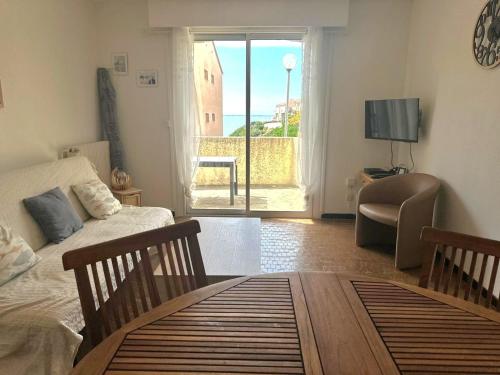 - un salon avec un lit et une vue sur l'océan dans l'établissement Appartement T3 à Collioure, 30m des plages, terrasse et parking - FR-1-309-520, à Collioure