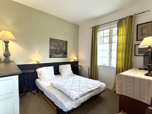 une petite chambre avec un lit et une fenêtre dans l'établissement Maison cosy 2 pièces avec jardinet, La Baule Centre - FR-1-245-216, à La Baule