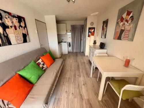 un salon avec un canapé et une table dans l'établissement Appartement 2 pièces, climatisé, parking privé à Cavalaire-sur-Mer - FR-1-226B-240, à Cavalaire-sur-Mer