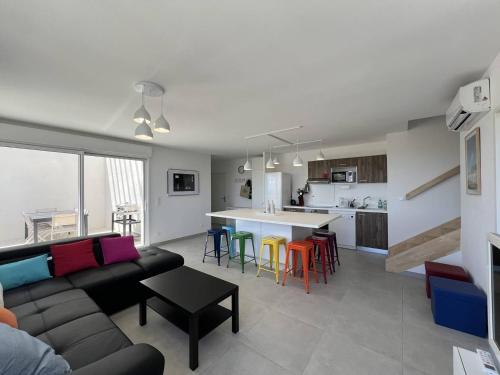 un salon et une cuisine avec un canapé et une table dans l'établissement Duplex de Standing pour 7 Pers. avec Terrasse et Parking à 500m de la Plage - FR-1-81-642, à Port-Leucate
