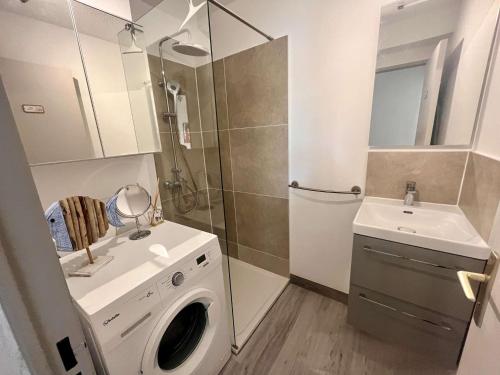 une petite salle de bains avec un lave-linge et un lavabo dans l'établissement Appartement 2 pièces, climatisé, parking privé à Cavalaire-sur-Mer - FR-1-226B-240, à Cavalaire-sur-Mer