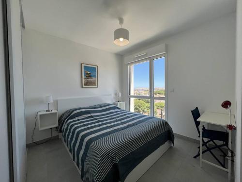 une chambre avec un lit, un bureau et une fenêtre dans l'établissement Duplex de Standing pour 7 Pers. avec Terrasse et Parking à 500m de la Plage - FR-1-81-642, à Port-Leucate