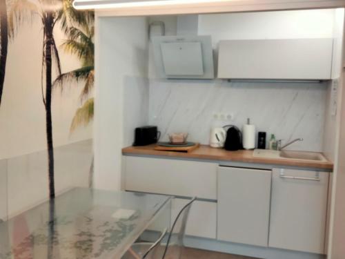 Photo de la galerie de l'établissement Studio rénové proche plage, Les Sables-d'Olonne - FR-1-331-230, à Les Sables-dʼOlonne