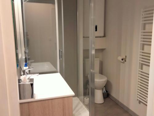 Photo de la galerie de l'établissement Studio rénové proche plage, Les Sables-d'Olonne - FR-1-331-230, à Les Sables-dʼOlonne