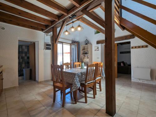 Photo de la galerie de l'établissement Gîte en Berry avec Wi-Fi, Randonnée et Nature Sauvage - FR-1-591-742, à Rosnay