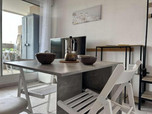 - une cuisine avec une table et un mixeur dans l'établissement Appt 2 pièces cabine avec piscine et parking, Port Camargue - FR-1-250-310, au Grau-du-Roi
