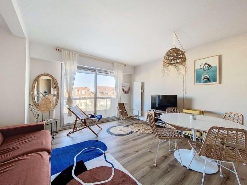 un salon avec un canapé et une table dans l'établissement T2 Cabine Idéal Plage avec Parking, Animaux Acceptés - FR-1-236-166, à Cucq