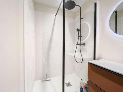 une salle de bain avec douche et lavabo dans l'établissement T2 Cabine Idéal Plage avec Parking, Animaux Acceptés - FR-1-236-166, à Cucq