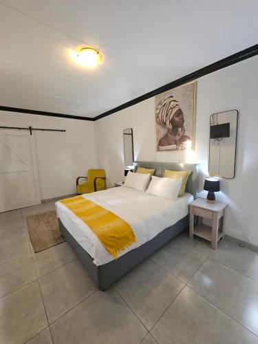 Un dormitorio con una cama grande y un televisor. en 43 Home, en Witbank