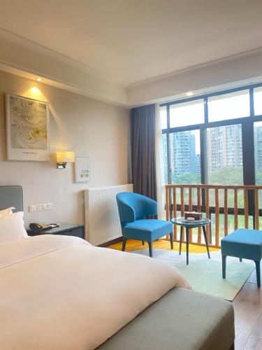 Postel nebo postele na pokoji v ubytování Emei Mountain Xileer Hotel