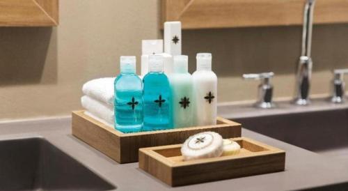 Baño con 2 botellas de jabón y lavamanos en Excellence Riviera Cancun All Inclusive - Adults Only, en Puerto Morelos
