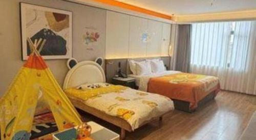 a bedroom with two beds and a play tent at Shanshui Trends Hotel-Bantian Dong Branch in Shenzhen