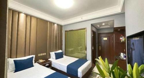 Dunhuang Dunhe Hotelにあるベッド