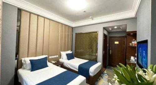 Dunhuang Dunhe Hotelにあるテレビまたはエンターテインメントセンター