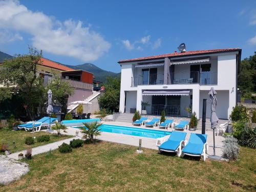 willa z basenem i domem w obiekcie Villa Madlen w mieście Ičići
