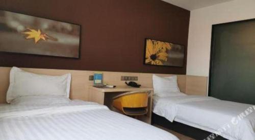 Ένα ή περισσότερα κρεβάτια σε δωμάτιο στο 7 Days Inn Tai'an Dongpingxi Hualian