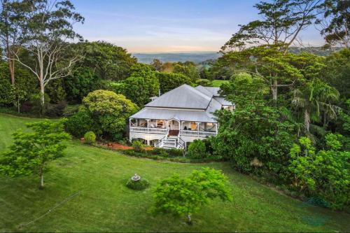una vista aérea de una casa en un patio en Mitta Glen Guesthouse, en Flaxton