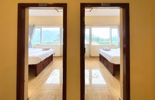 two mirrors in a room with two beds at Kodai Elliott in Kodaikānāl