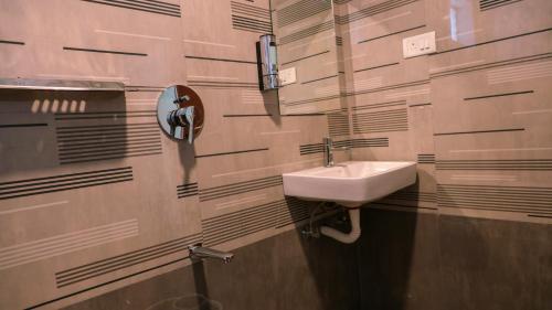 a bathroom with a sink and a mirror at Kodai Elliott in Kodaikānāl