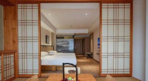 Ένα ή περισσότερα κρεβάτια σε δωμάτιο στο The Hotel V Nanjing Confucius Temple