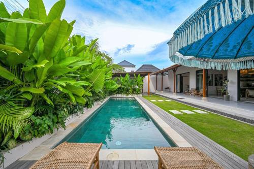 ein Swimmingpool im Hinterhof einer Villa in der Unterkunft Luxury 2BR Tropical Villa in Jimbaran, Bali in Jimbaran