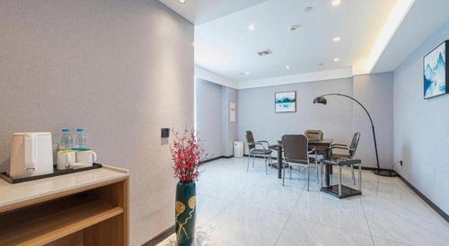 Μια τηλεόραση ή/και κέντρο ψυχαγωγίας στο Green Tree Inn Anhui Tianchang Economic Development Zone