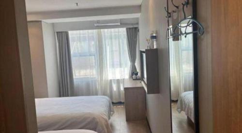 a hotel room with two beds and a window at Shell Hotel Beijing Shunyi District Shunyi Metro Station in Beijing