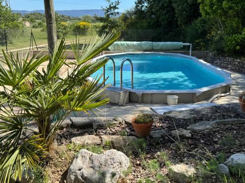 - une grande piscine dans une cour ornée de plantes dans l'établissement Le Cabanon de Vally, à Caromb