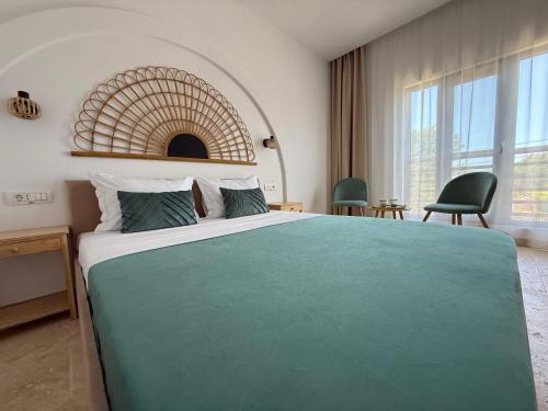 a bedroom with a large bed with a blue blanket at Muse 2Mai in 2 Mai