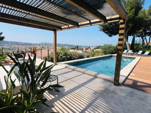 une pergola au-dessus d'une piscine dans une villa dans l'établissement Escapade Martegale, à Martigues
