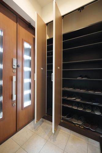 a walk in closet with black shelves at Itoshima inn 海 山 川が目の前でベッド8台 4LDK 一棟貸し in Itoshima