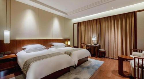 Katil atau katil-katil dalam bilik di Pingtian Bandao Hotel