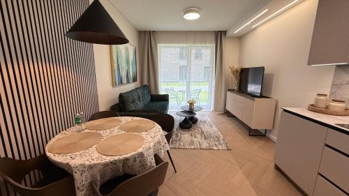 TV a/nebo společenská místnost v ubytování Nemirseta pearl apartments