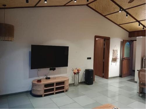 TV o dispositivi per l'intrattenimento presso Raipur farms The Farm House