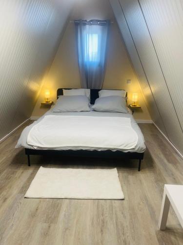 - une chambre avec un lit doté d'un rideau bleu dans l'établissement Lodge lady tipi, 