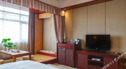 Una televisión o centro de entretenimiento en Langfang Ovation Hotel