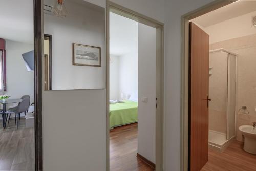 a room with a door leading to a bedroom at LA MAR Apartment Viareggio in Spinea