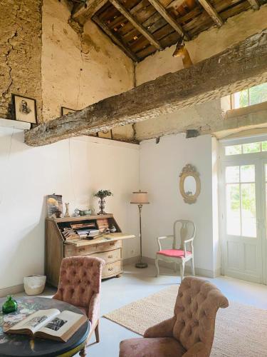un salon avec une table et deux chaises dans l'établissement Chateau Ciers, à Saint-Ciers-sur-Gironde