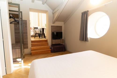 a bedroom with a bed and a tv in a room at Residence Villa Bottacin in Trieste