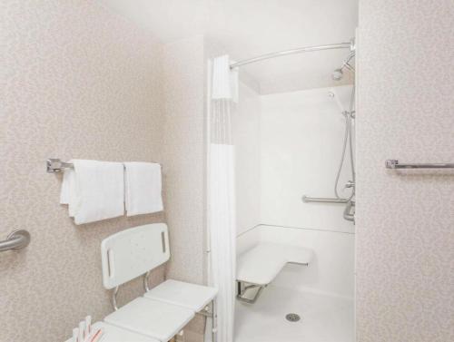 Koupelna v ubytování Howard Johnson Hotel & Conference Center by Wyndham Salem