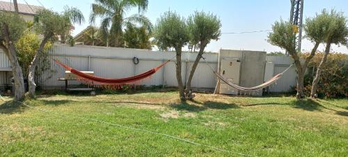 Taman di luar Nave - Vacation in Emek Hama 'ayanot