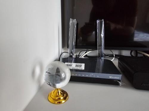 a desk with a computer and a glass object on it at Happy Harbor House Stay, Incheon Airport, Wolmido, Incheon Chinatown, New Full-option, SangSang Platform, Yeonan Pier, Fairy Tale Village in Incheon