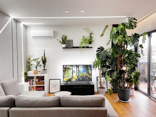 キェルツェにあるApartament Green Plant - 1 lub 2 oddzielne sypialnie, taras 30m2, garaż podziemny, FV vat, Targi, klima, dostęp 24hのリビングルーム(ソファ付)