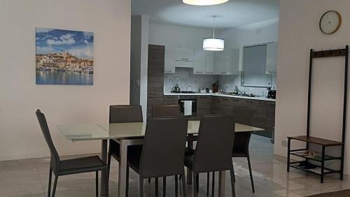 アインシーレムにあるModern 2BR Apartment - Close to Gozo Ferryのダイニングルーム、キッチン(テーブル、椅子付)