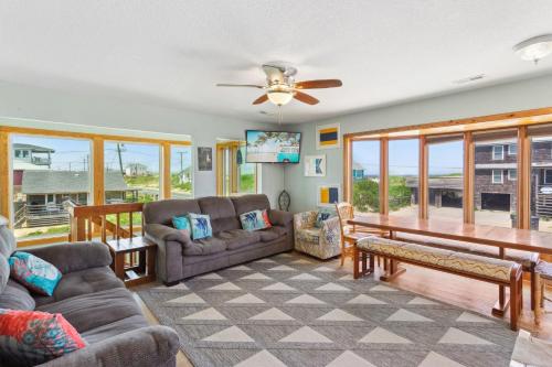 - un salon avec deux canapés et un ventilateur de plafond dans l'établissement 4080 - Betcha Like It, à Kitty Hawk