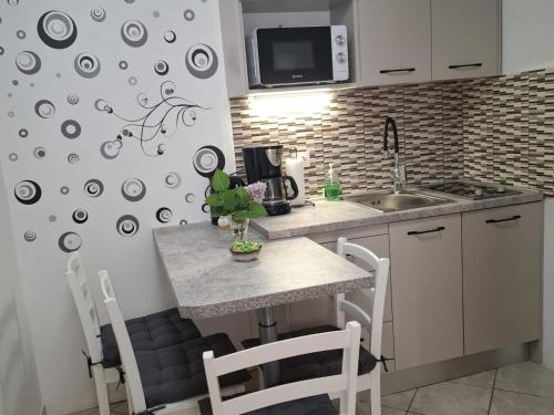 Apartments Luka & Leona - Two Bedroom Apartment with Balcony Luka