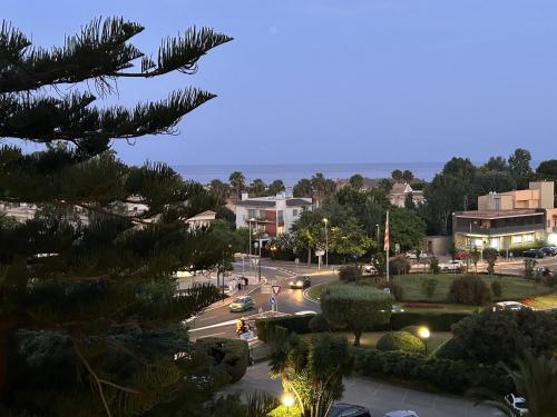 a city street at night with cars on the road at Creu St Pol G5 Terraza y vistas junto a la playa in S'Agaro