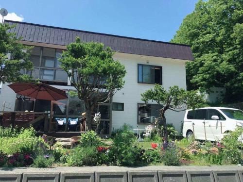 a white van parked in front of a building at 小樽祝津山荘1号楼 in Otaru