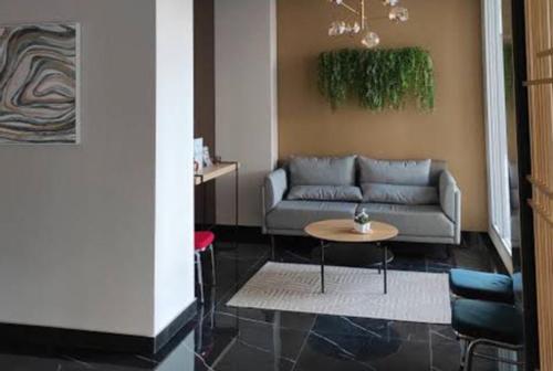 Zona de estar de Emerald Bintaro by Kakarama Room