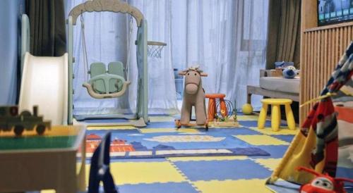 a toy room with a toy room with a toy horse at Hotel Dayu Kaiyuan in Shaoxing